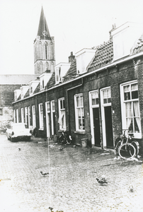863481 Gezicht op de woningen Oranjehof 5 (rechts)-hoger in Wijk C te Utrecht, die gesloopt gaan worden. Op de ...